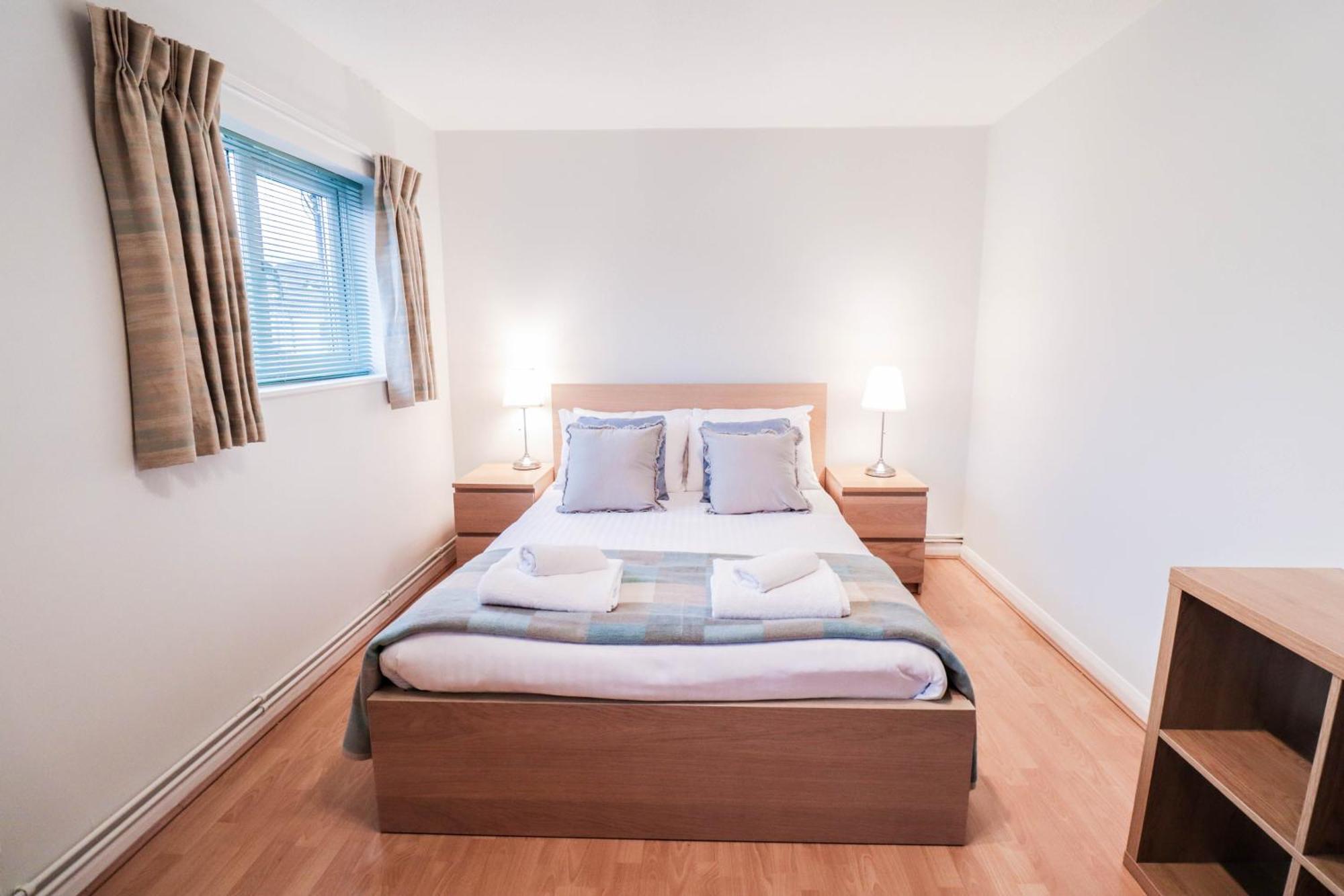 Bright And Spacious Contractor House L Parking! Borehamwood Exterior photo
