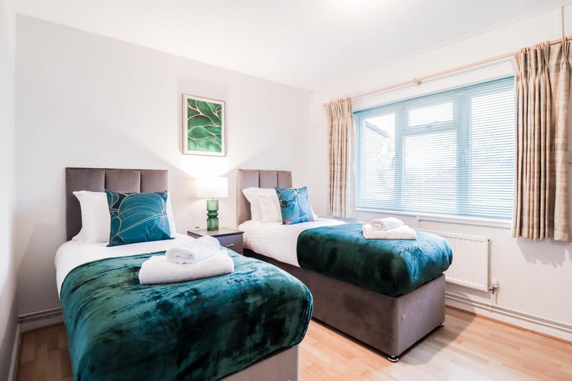 Bright And Spacious Contractor House L Parking! Borehamwood Exterior photo