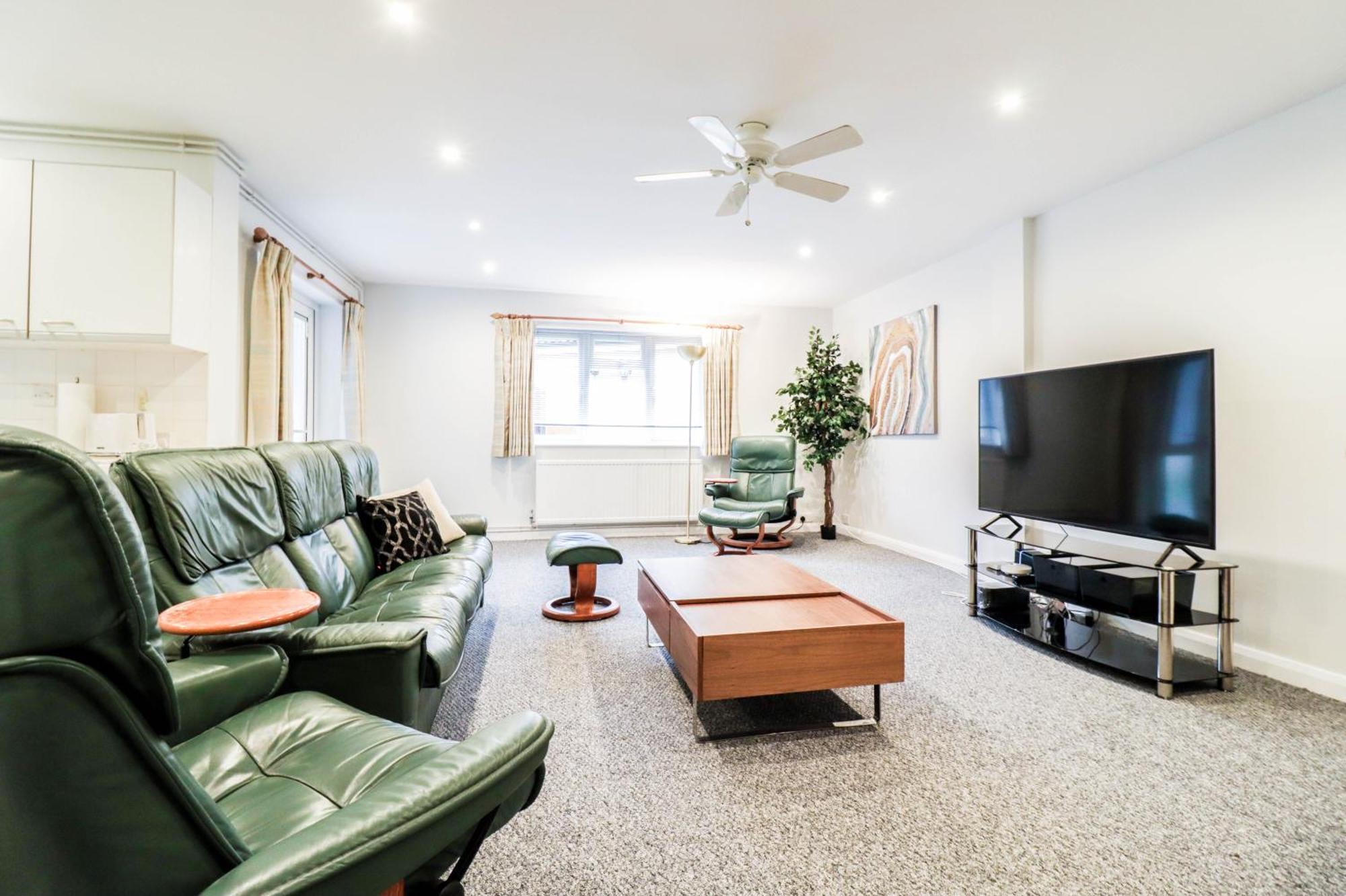Bright And Spacious Contractor House L Parking! Borehamwood Exterior photo