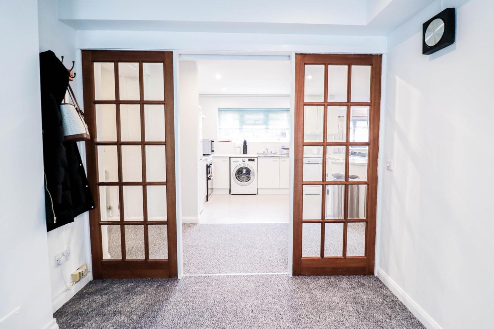 Bright And Spacious Contractor House L Parking! Borehamwood Exterior photo